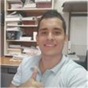 Profesor de matematica basica y estática imparte clases a estudiantes nivel escolar y universitario primeros semestres