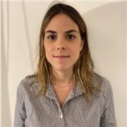 Professora fluente em espanhol que ensina conversação para alunos de todas as idades