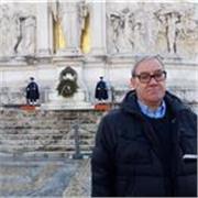 laureato in scienze politiche e storia contemporanea