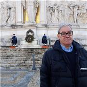 laureato in scienze politiche e storia contemporanea