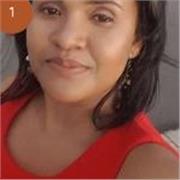 Professeur particulier donne de cours aux étudiants qui nécessite un appui en mathématique basique