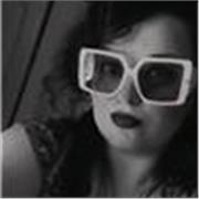 Titulaire d'un master de recherche en chimie et d'autres diplômes reconnus, français et anglais, enseignante et écrivaine aussi 