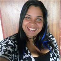 Profesora de historia dicta clases a niños y adolescentes de forma didáctica