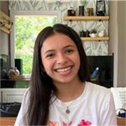 profesora de español imparte clases de español a niños y niñas