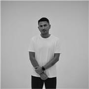 Senior Textile Designer con esperienza professionale in Photoshop per progettazione tessile, pattern e grafica moda