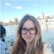 Licenciada en periodismo, ofrece clases de lengua castellana, literatura, historia y geografía