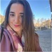 Profesora bilingüe C2, titulada y licenciada, traductora jurada, con gran experiencia.
