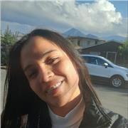 Profesora de inglés que imparte conocimientos a estudiantes de todas las edades