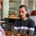 Profesor de ajedrez joven y dinámico para clases a niños y adultos online