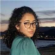 Diplomata al liceo classico, studentessa di fisioterapia, impartisce lezioni per studenti dalle elementari alle superiori