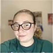 Profesora de inglés da clase a personas de todas las edades