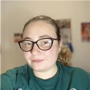 Profesora de inglés da clase a personas de todas las edades