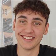 Hola, soy Alex, tengo 17 años y soy bilingüe en inglés y español. Me encanta trabajar con niños de forma divertida y dinámica.