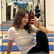 Profesora de pilates en mat para niveles principiantes e intermedio