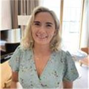 Native English speaker with excellent experience in utilising English skills in professional environments