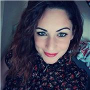 Laureata magistrale in giurisprudenza impartisce lezione di diritto per scuole medie e superiori