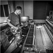 Paride Lanciani impartisce lezioni private di chitarra forlk-rock