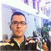 Profesor imparte clases para jóvenes de primaria y secundaria