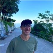 Studente universitario di ingegneria per aiuto compiti