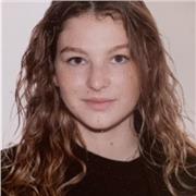 Vivi en barcelona y quiero enseñar Inglés. Empece a estudiar inglés cuando tenia 4 años y desde entonces se ha convertido en una de mis pasiones. Trabajo con niños de todas ls edades en verano y estoy buscando la manera ideal de poderles enseñar también m