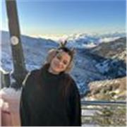 Soy una persona activa y con ganas de enseñar. Me gustan los niños de todas las edades y me siento comoda haciendo de canguro.