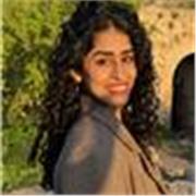 Profesora paciente y organizada, enfocada en adultos que buscan mejorar su fluidez y confianza