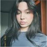 Studentessa universitaria che offre lezioni online