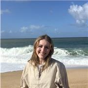 Studentessa universitaria di turismo impartisce lezioni di inglese per bambini e ragazzi