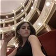 Ragazza diplomata al liceo classico e attualmente iscritta all'università di servizio sociale