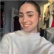 Estudiante de Farmacia, Da clases de matemáticas, física, química e inglés, nivel ESO y bachiller, también ofrece apoyo primaria.