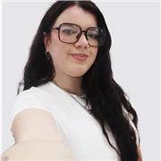 Diseñadora gráfica con más de tres años de experiencia en el sector. Titulada en Bellas Artes, mención de honor en pintura. Online