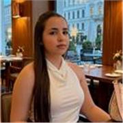 Estudiante con muy buen nivel de inglé apta para enseñar a niños de primaria.