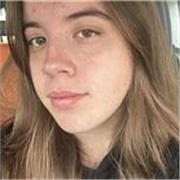 ragazza appena diplomata in un liceo linguistico