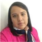 Maestra de comunicación impartiendo clases a niños, adolescentes y adultos