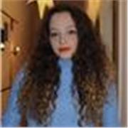Ragazza al quarto anno di liceo scientifico internazionale