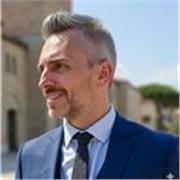 Profesor con 10 años de experiencia preparando futuros policías nacionales y guardias civiles.