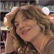 Docente di lettere impartisce lezioni di italiano, latino e greco a studenti della scuola sec di secondo grado e universitari