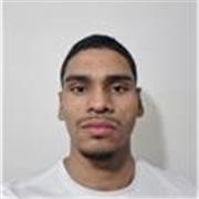 Professor de matemática em aulas online para alunos do ensino fundamental e médio