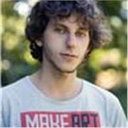 Docente di arte impartisce lezioni per studenti delle medie e superiori