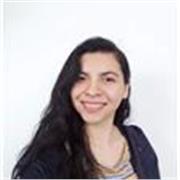Profesora de inglés imparte clases a personas de todas las edades