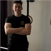 Coach sportif/préparateur physique spécialisé dans la remise en forme, la perte de poids et le développement athlétique
