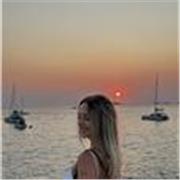 Soy una chica de 22 años, responsable, cariñosa y con más de 2 años de experiencia cuidando y ayudando en los estudios a niños.