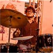 Vuoi imparare a suonare la batteria sui tuoi brani preferiti? Insegno batteria a tutti i livelli, dal principiante in su!