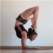 Profesora de yoga y movilidad funcional da clases de distintos tipos de yoga adaptado