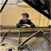 Profesor de Piano imparte clases a alumnos de todas las edades