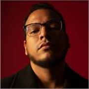 Profesor de historia imparte clases a alumnos de todas las edades hasta secundaria