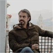 Diplomado en Guion de Cine y TV, Graduado en Comuniación y máster en Creatividad publicitaria, con más de 10 años de experiencia.