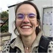 Medizin Studentin mit Leidenschaft für Biologie und Biochemie