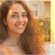 Maestra laureata in scienze della formazione primaria impartisce lezioni di doposcuola per bambini della scuola primaria