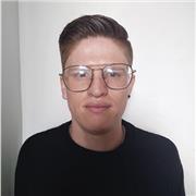 Profesor imparte clases de historia e informática